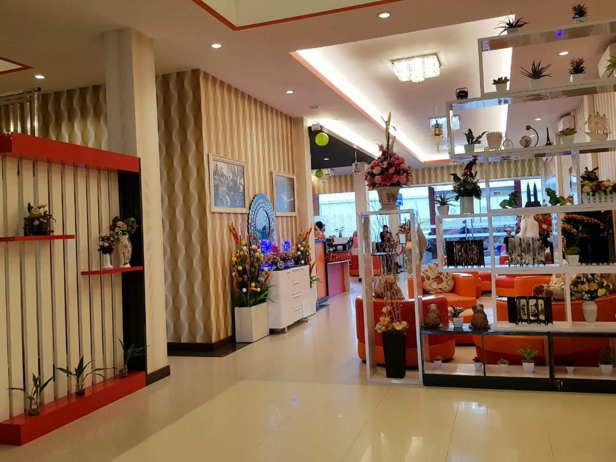 Fortune Front One Hotel Kendari Exterior photo